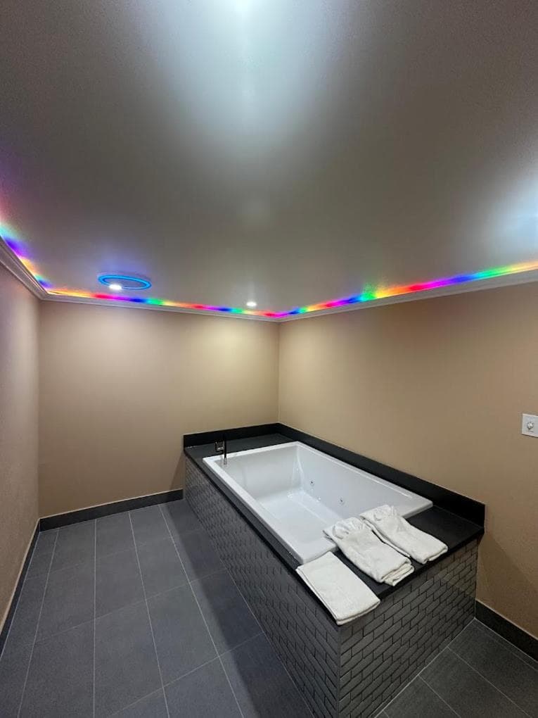 Stardust inn interior in Azusa, CA — gallery photo 2