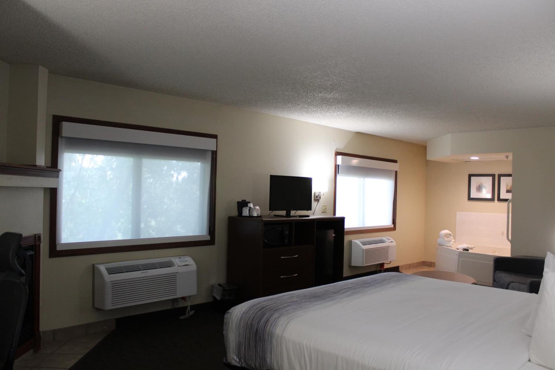AmericInn by Wyndham Windsor Ft. Collins gallery photo in Fort Collins, CO — image 28