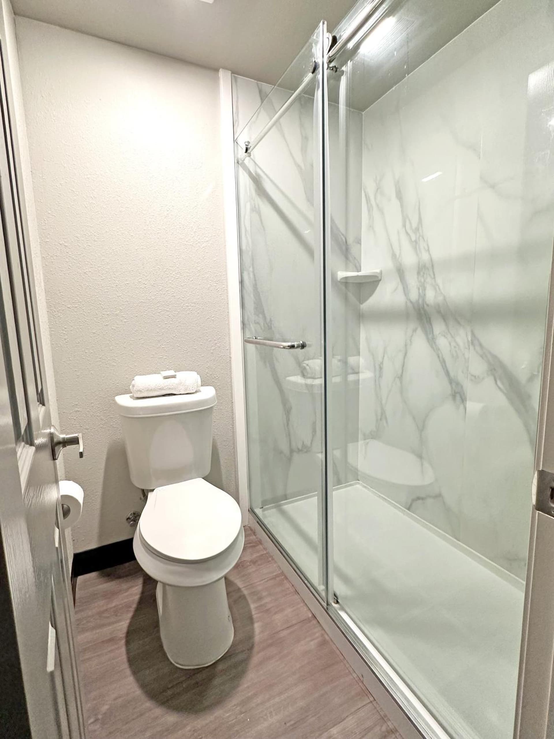 Imperial Suites, Adults Only interior in Jackson, MS — gallery photo 2