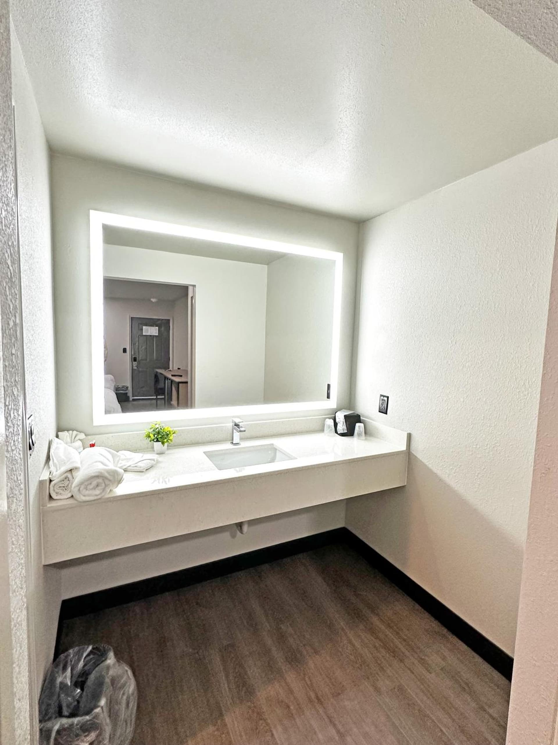 Imperial Suites, Adults Only property views in Jackson, MS — gallery photo 3