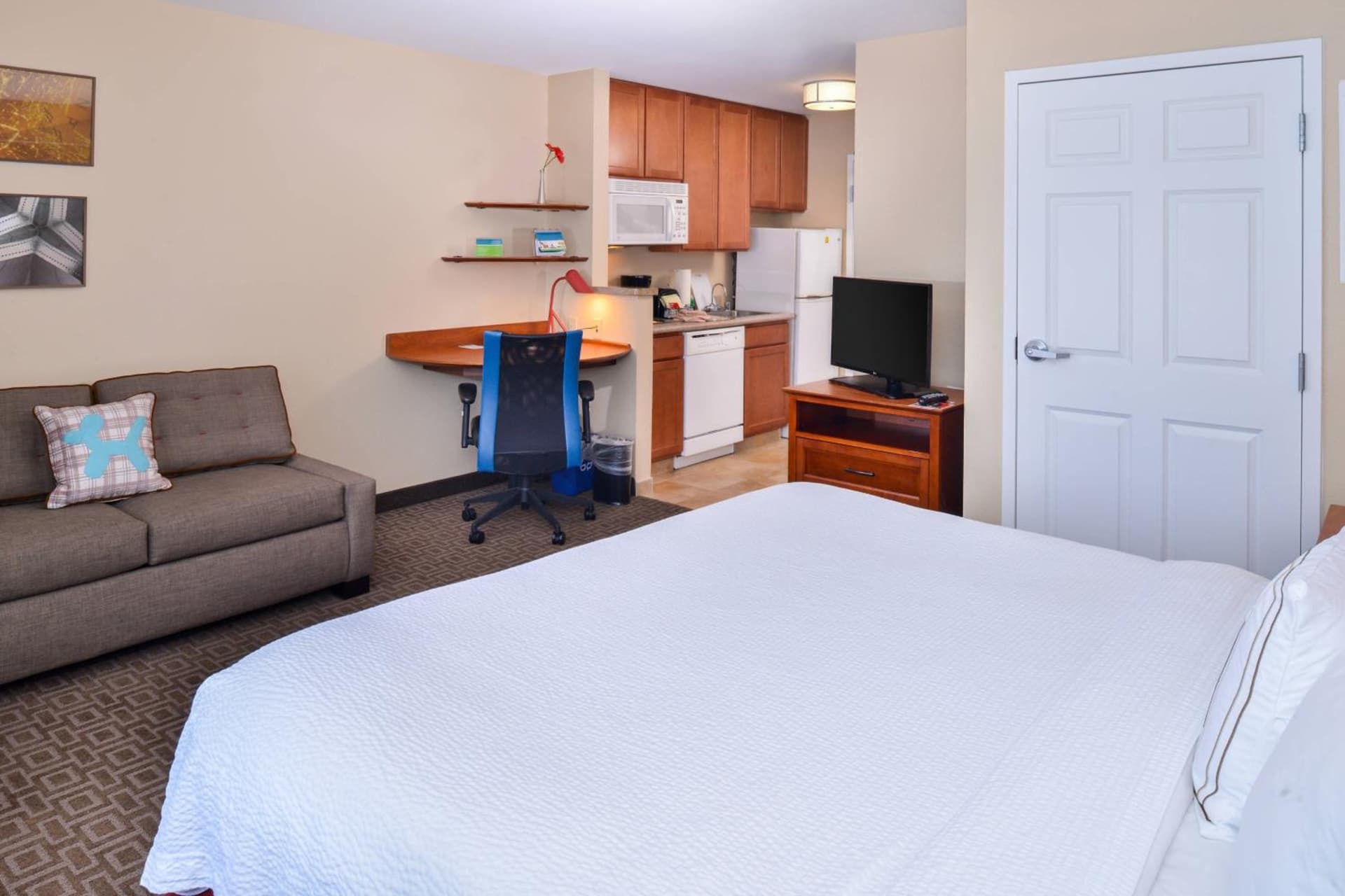 TownePlace Suites by Marriott Thousand Oaks Ventura County interior in Thousand Oaks, CA — gallery photo 2