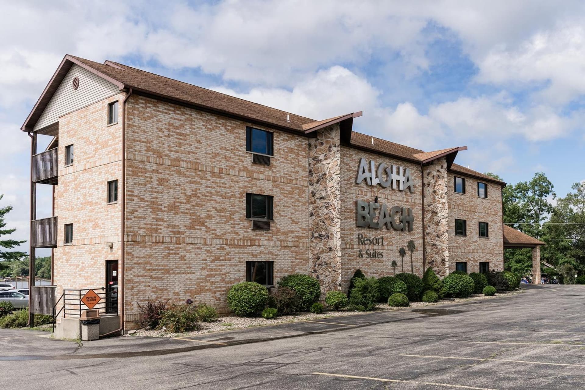 Natura Aloha Beach Resort featured exterior or lobby in Wisconsin Dells, WI — similar hotel