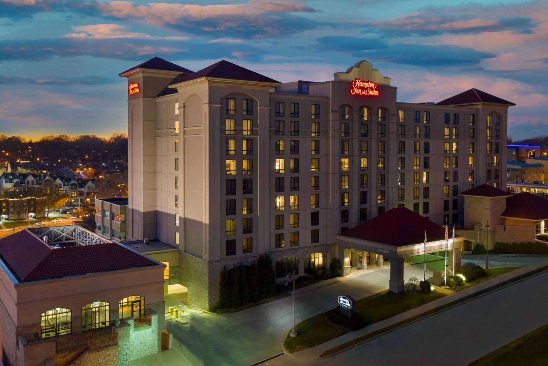 Hampton Inn & Suites Country Club Plaza interior in Kansas City, MO — gallery photo 2