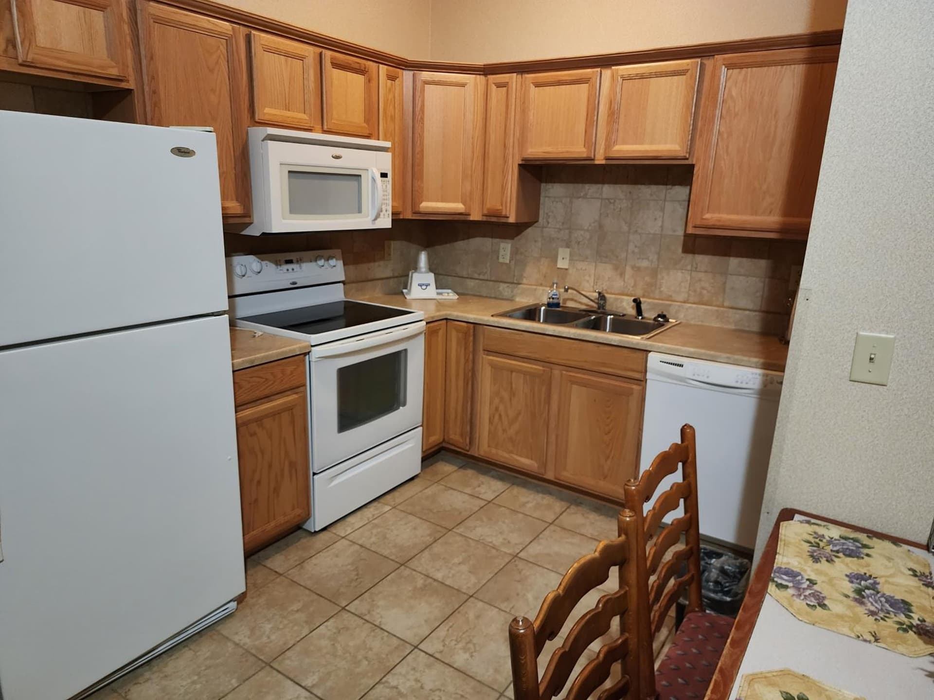 Days Inn by Wyndham Luray Shenandoah interior in Luray, VA — gallery photo 2