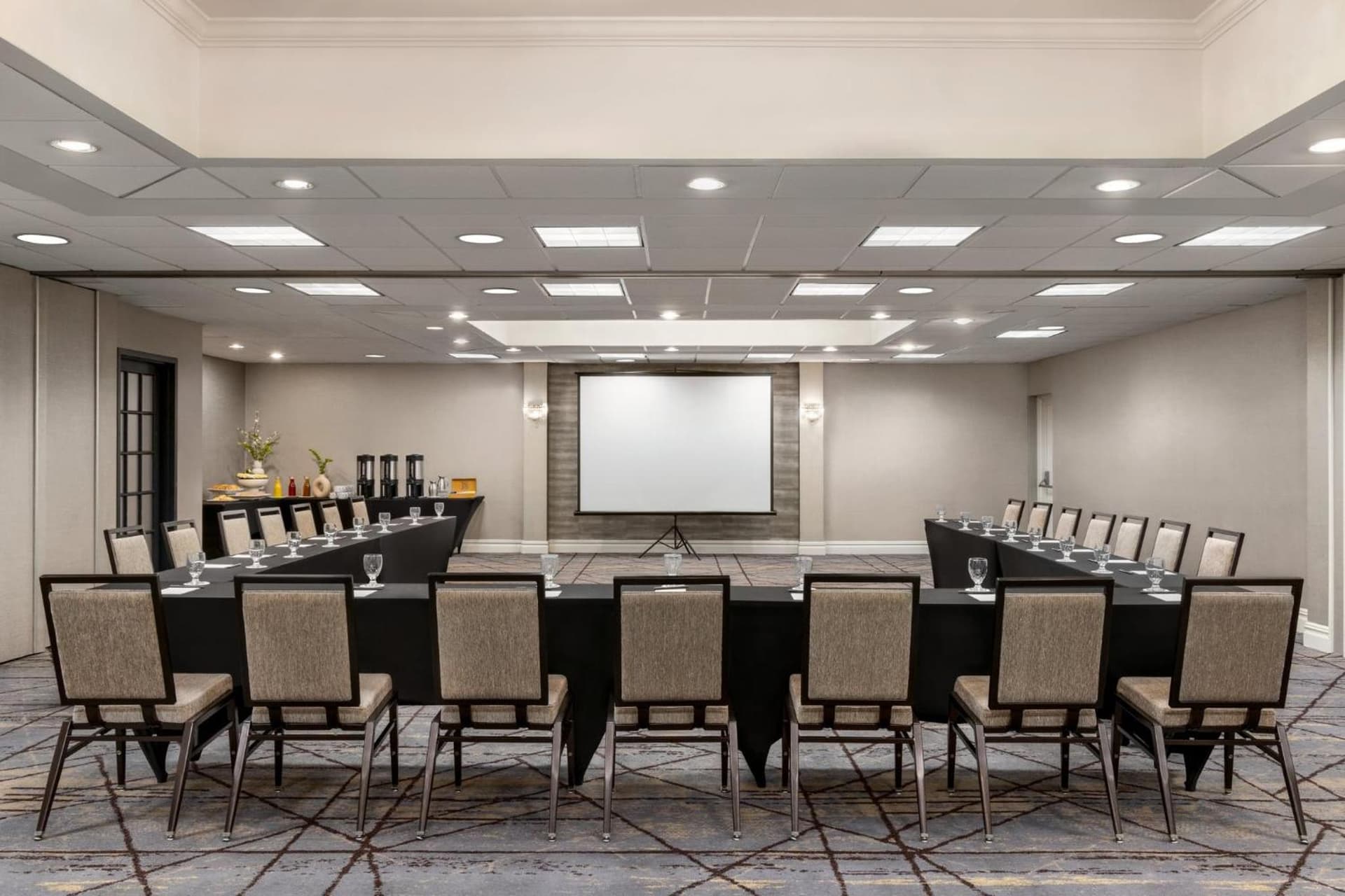 Crowne Plaza Edison by IHG gallery photo in Edison — image 11