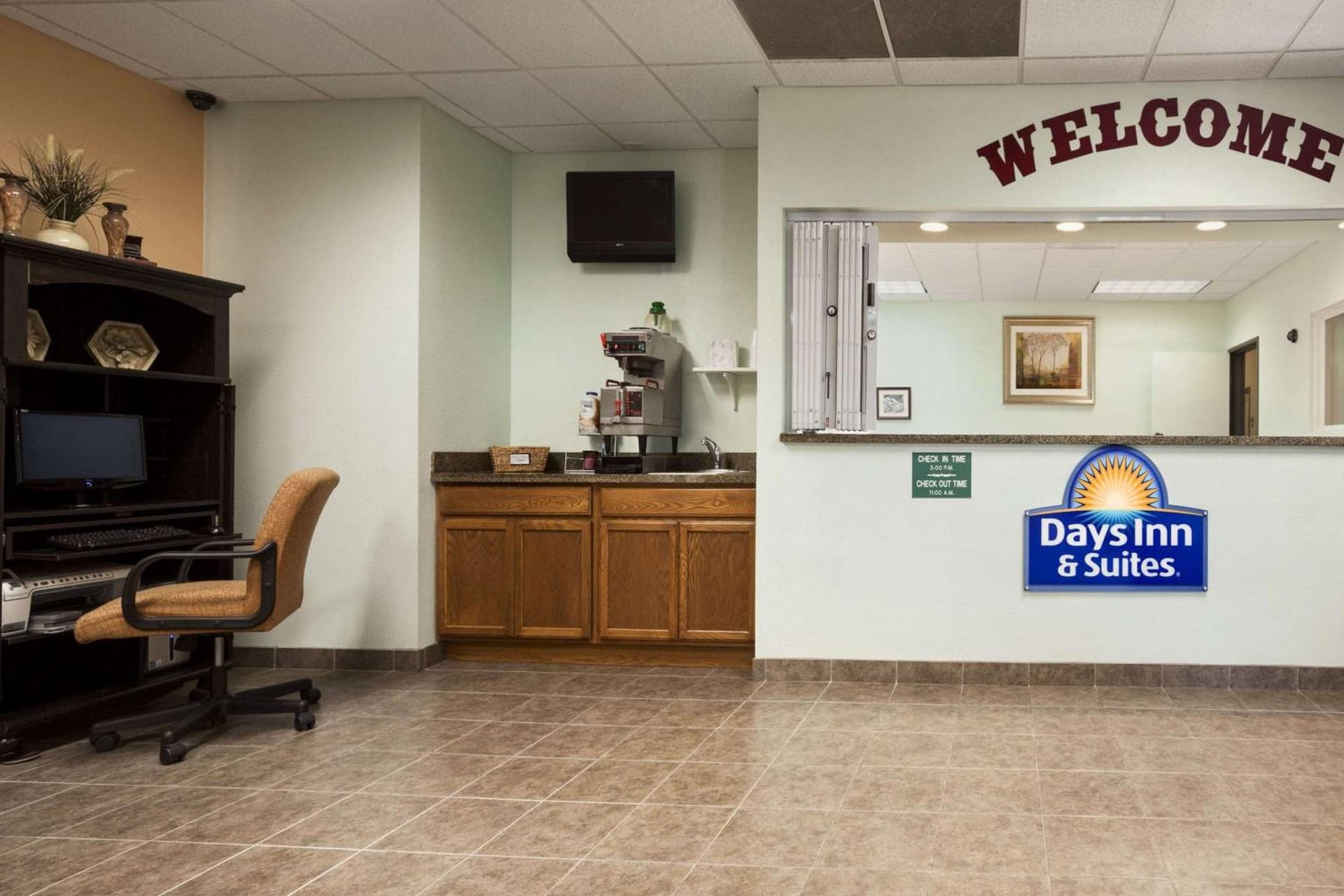 Days Inn & Suites by Wyndham Columbus NE interior in Columbus, NE — gallery photo 2