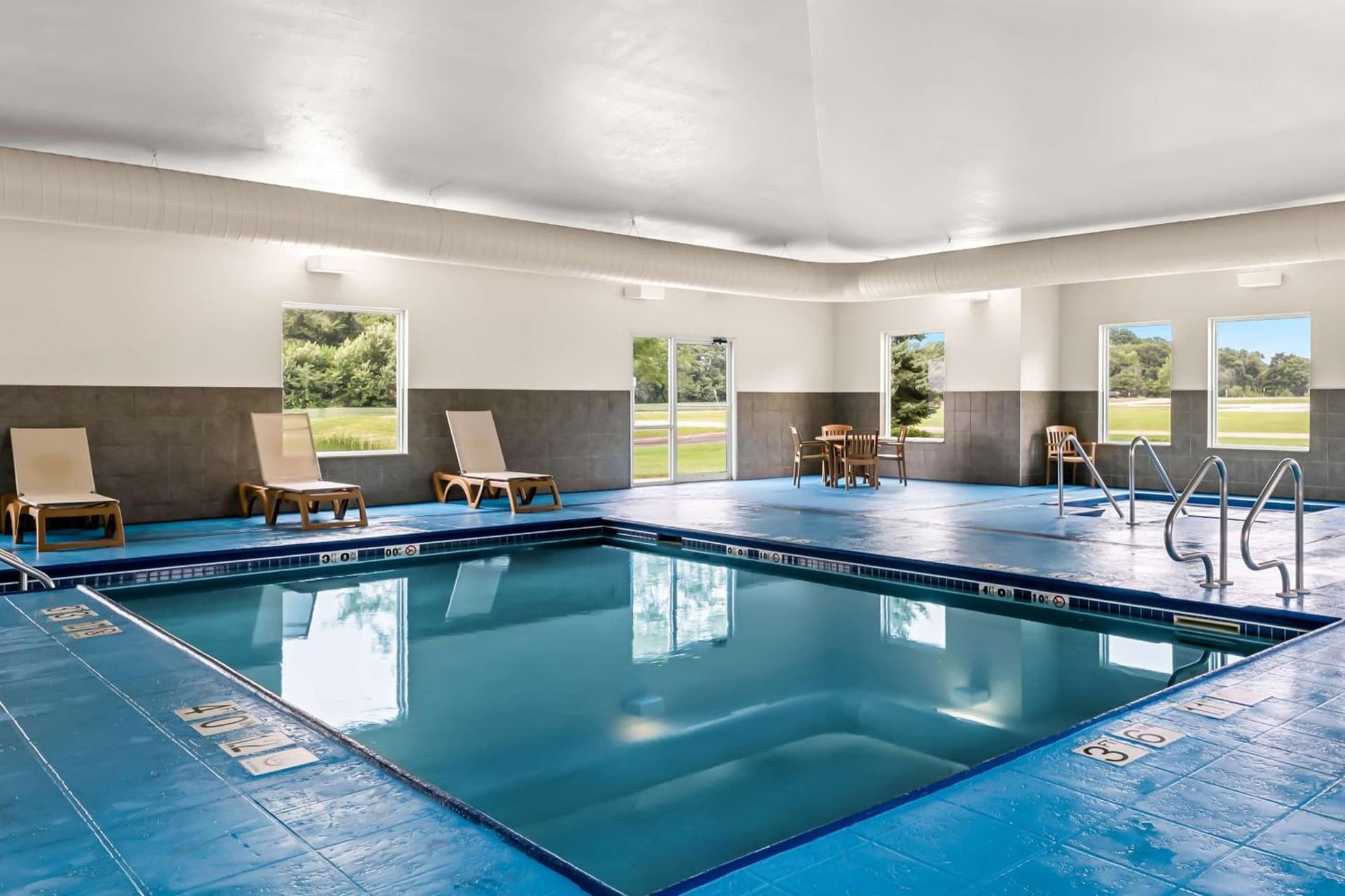Best Western Legacy Inn & Suites Beloit/South Beloit gallery photo in South Beloit, IL — image 7