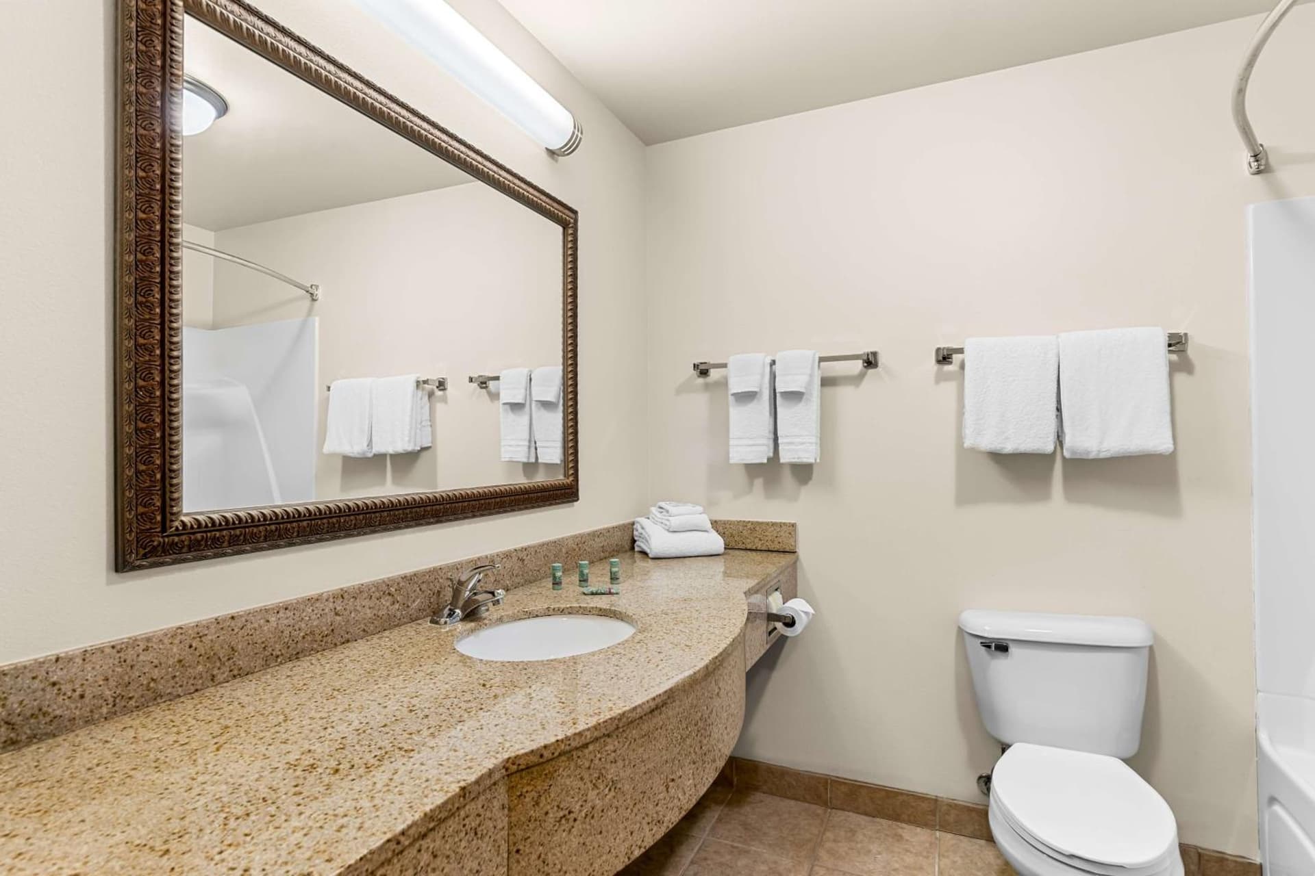 Best Western Legacy Inn & Suites Beloit/South Beloit gallery photo in South Beloit, IL — image 9