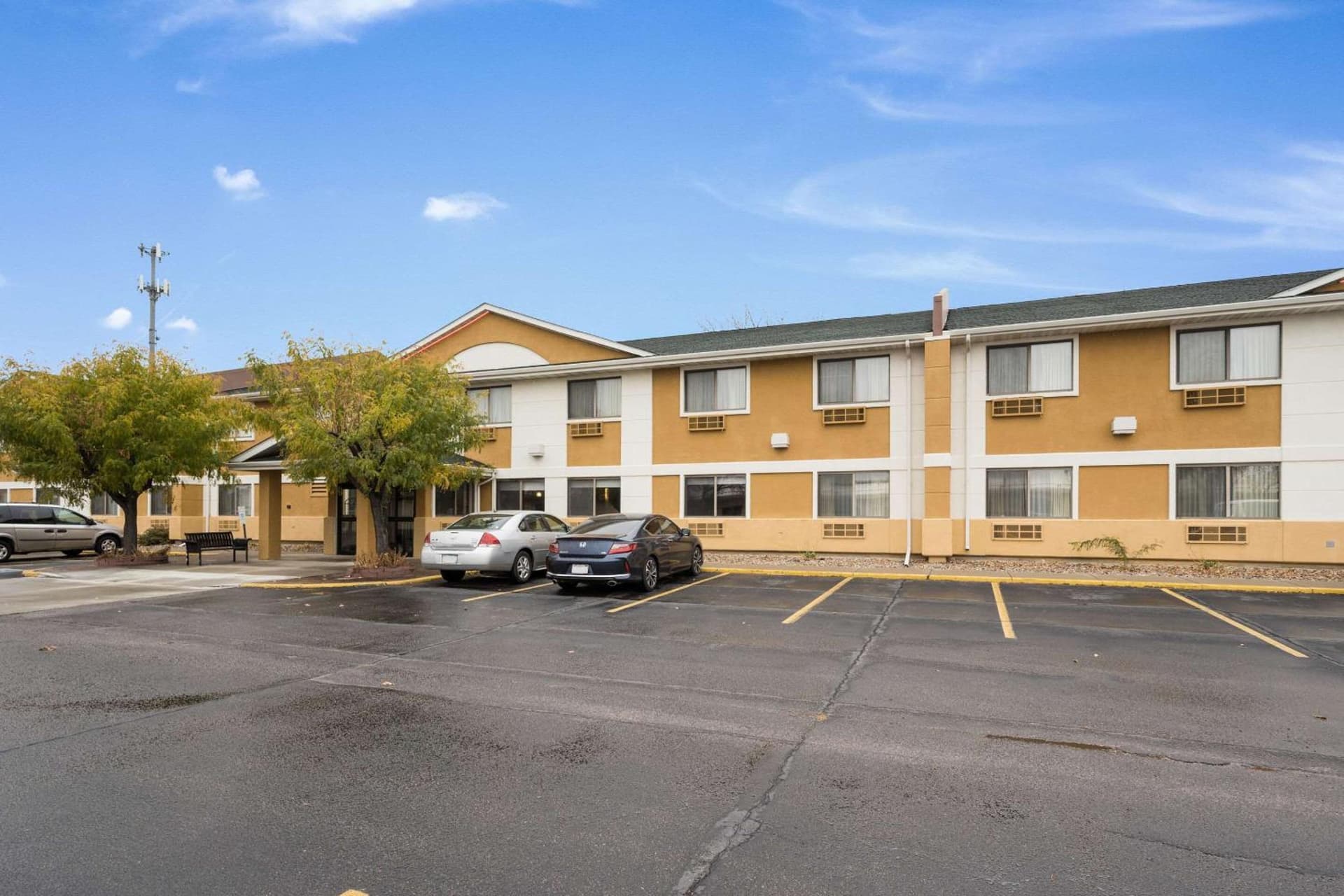 Quality Inn & Suites Sioux Falls South interior in Sioux Falls, SD — gallery photo 2