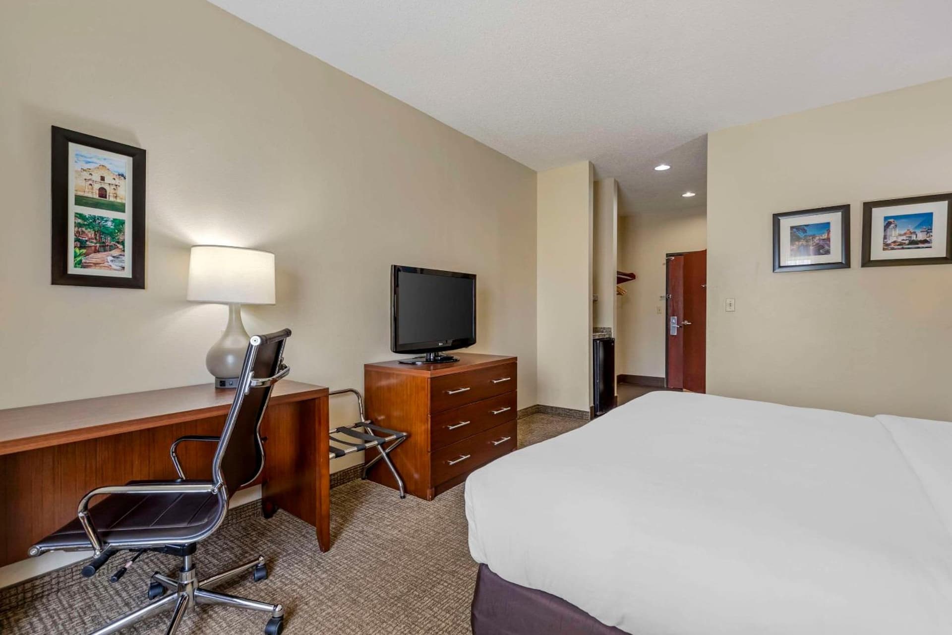 Comfort Inn & Suites Seguin interior in Seguin, TX — gallery photo 2