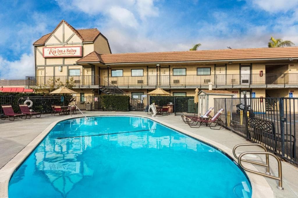 Key Inn and Suites interior in Tustin, CA — gallery photo 2