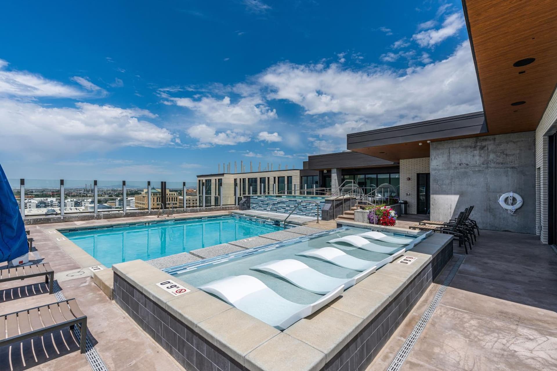 Downtown views! Amazing pool gym hottub Luxury apt interior in Salt Lake City, UT — gallery photo 2