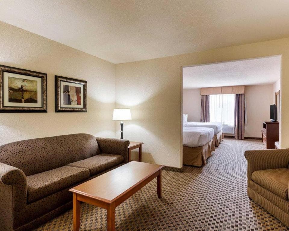 Quality Suites interior in Huntsville, TX — gallery photo 2
