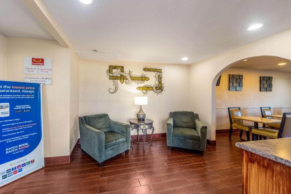 Econo Lodge Meridian South interior in Meridian, MS — gallery photo 2
