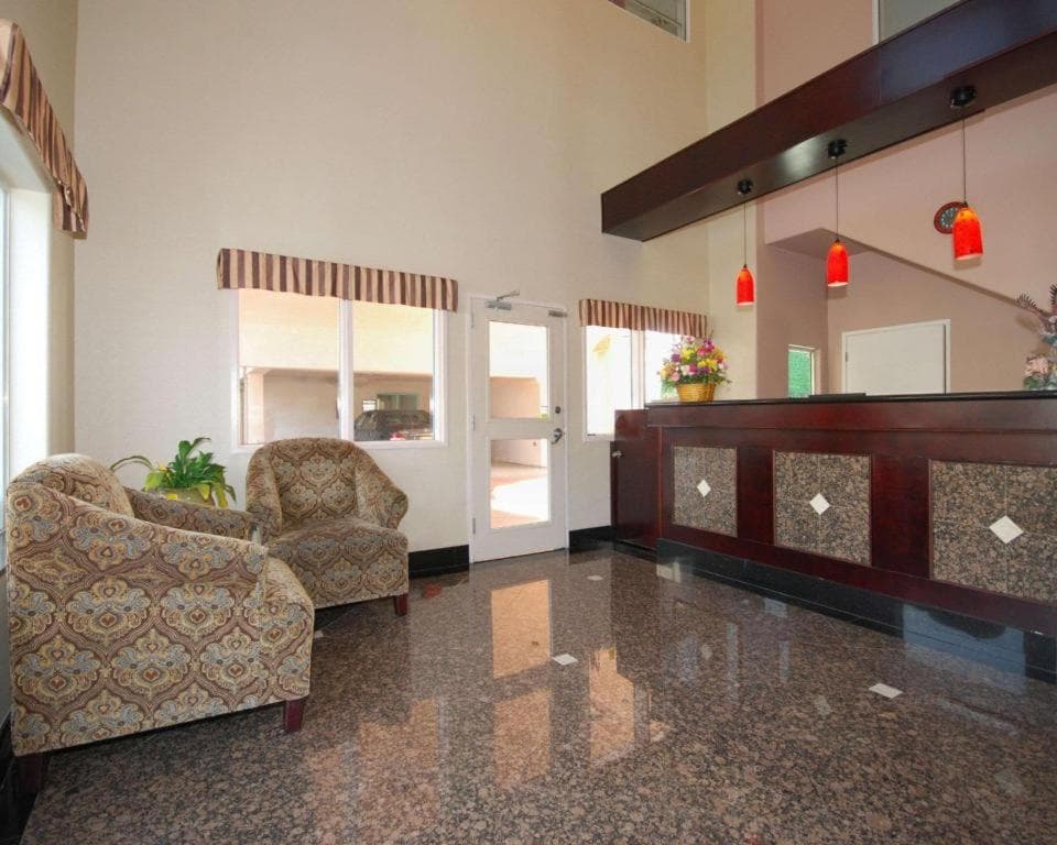 Quality Inn Near City of Hope property views in Los Angeles, CA — gallery photo 3