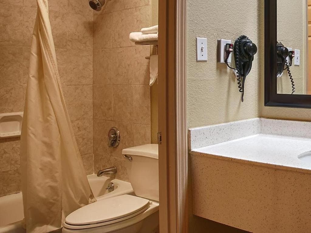 Americas Best Value Inn Monroe gallery photo in Monroe, LA — image 13