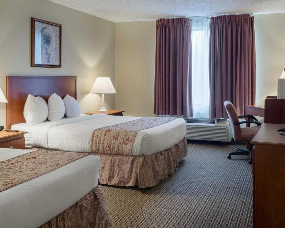 Rodeway Inn interior in Greenville, MS — gallery photo 2