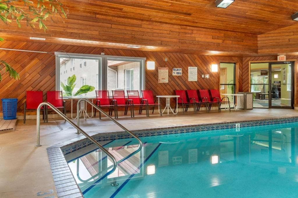 Econo Lodge interior in River Falls, WI — gallery photo 2