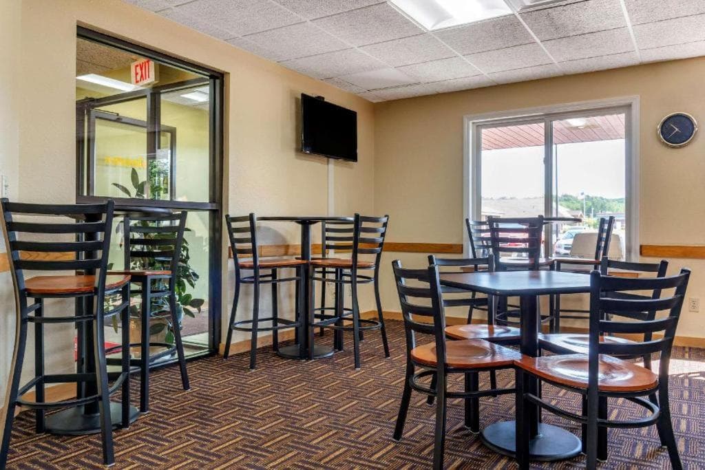 Econo Lodge gallery photo in River Falls, WI — image 4