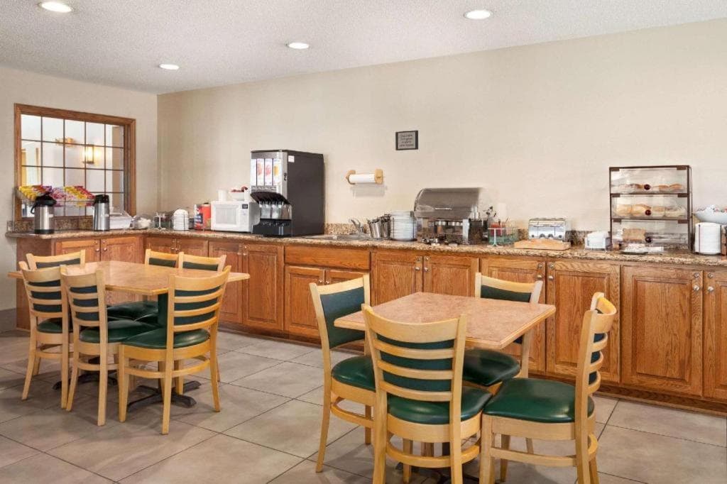 Country Inn & Suites by Radisson, Fort Dodge, IA interior in Fort Dodge, IA — gallery photo 2