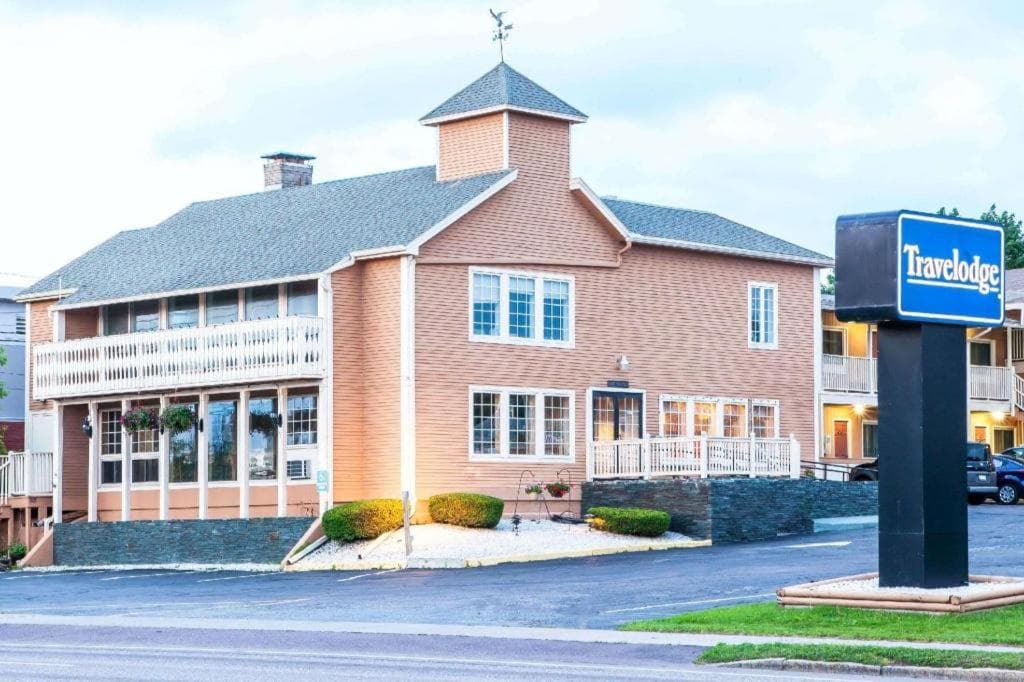 Travelodge by Wyndham South Burlington featured exterior or lobby in Burlington, VT — similar hotel