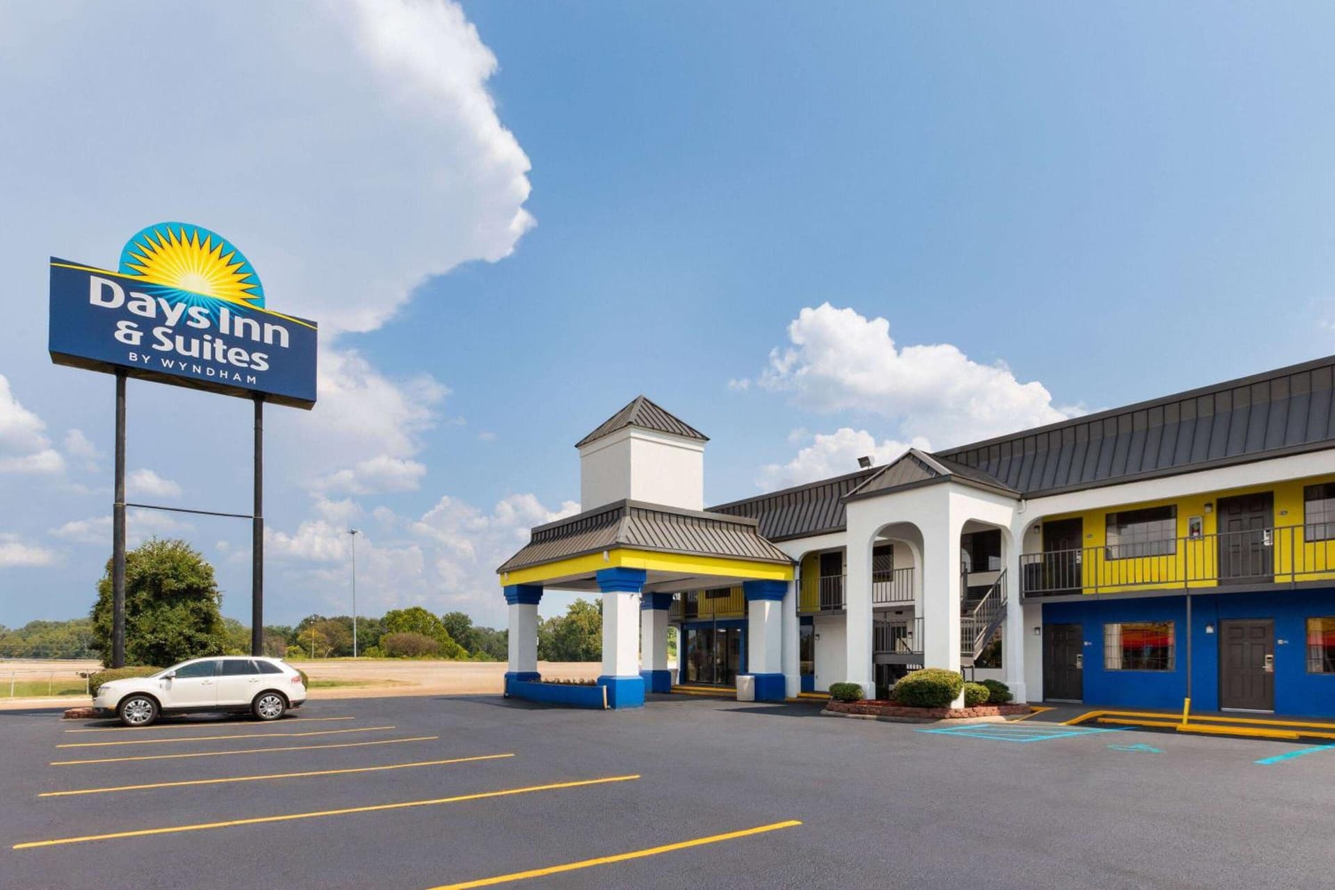 Days Inn & Suites by Wyndham Vicksburg interior in Vicksburg, MS — gallery photo 2