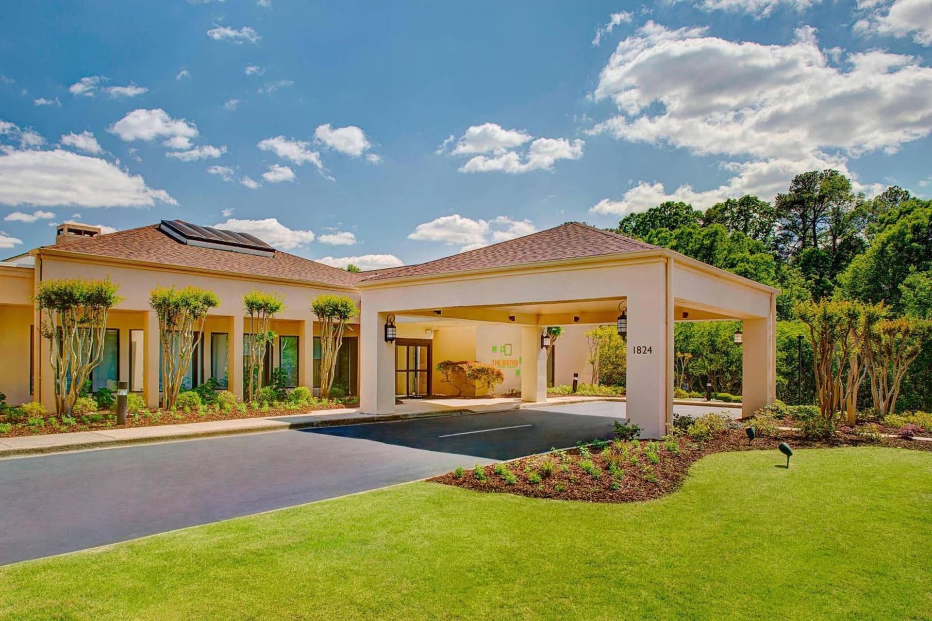 Courtyard Birmingham Hoover interior in Hoover, AL — gallery photo 2