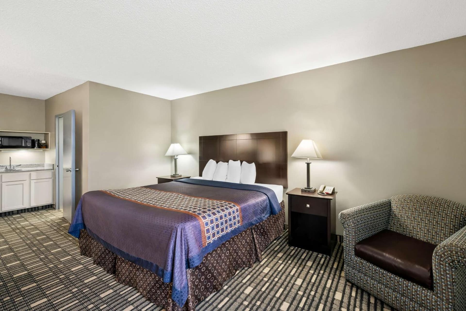 SureStay Plus Hotel by Best Western Lubbock Medical Center gallery photo in Lubbock, TX — image 11
