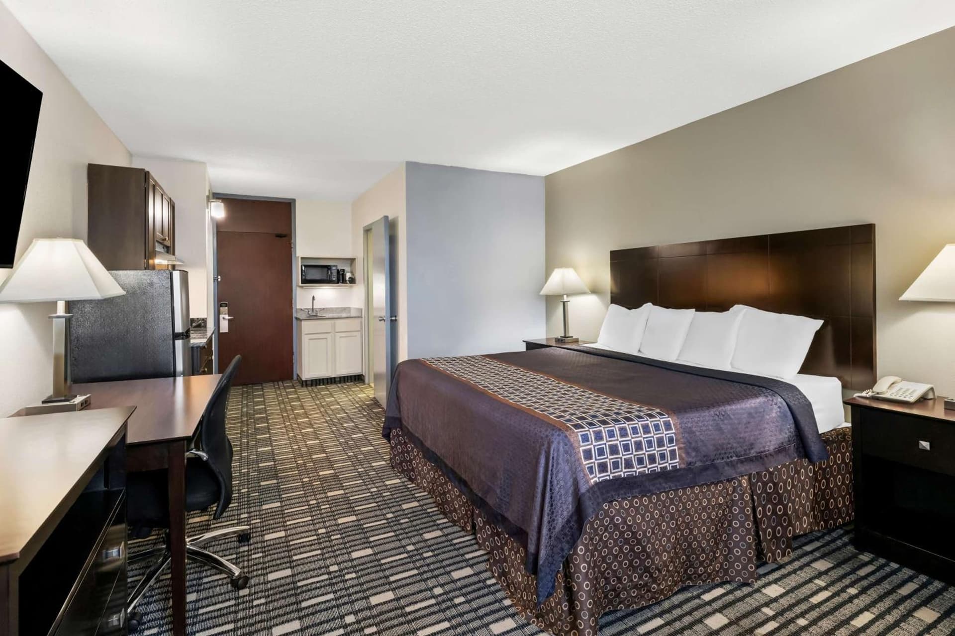 SureStay Plus Hotel by Best Western Lubbock Medical Center gallery photo in Lubbock, TX — image 13
