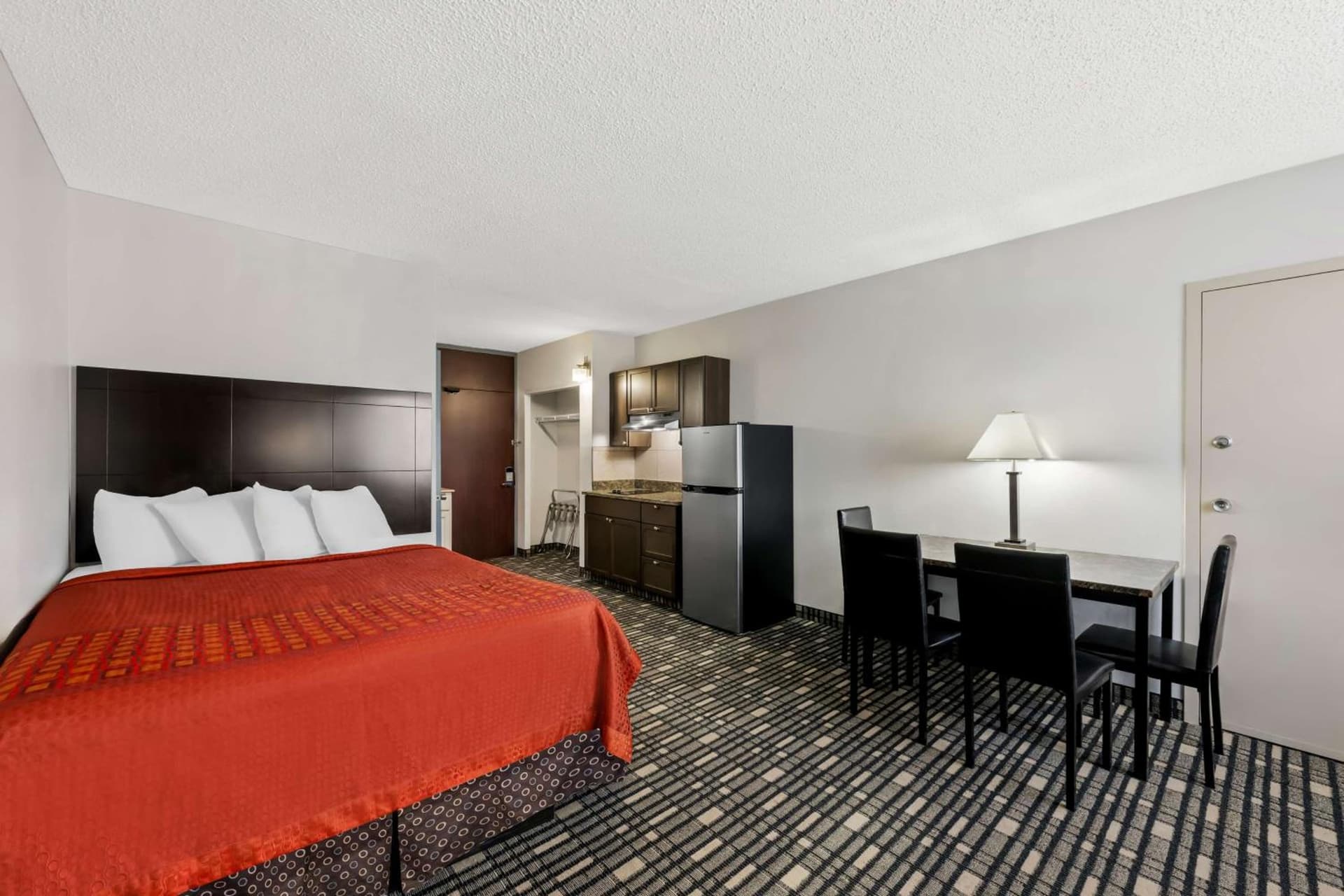 SureStay Plus Hotel by Best Western Lubbock Medical Center gallery photo in Lubbock, TX — image 10