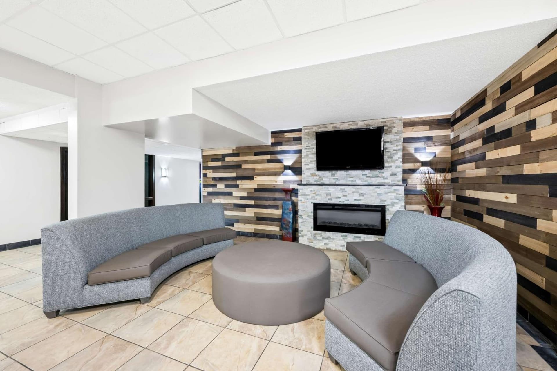 SureStay Plus Hotel by Best Western Lubbock Medical Center gallery photo in Lubbock, TX — image 49
