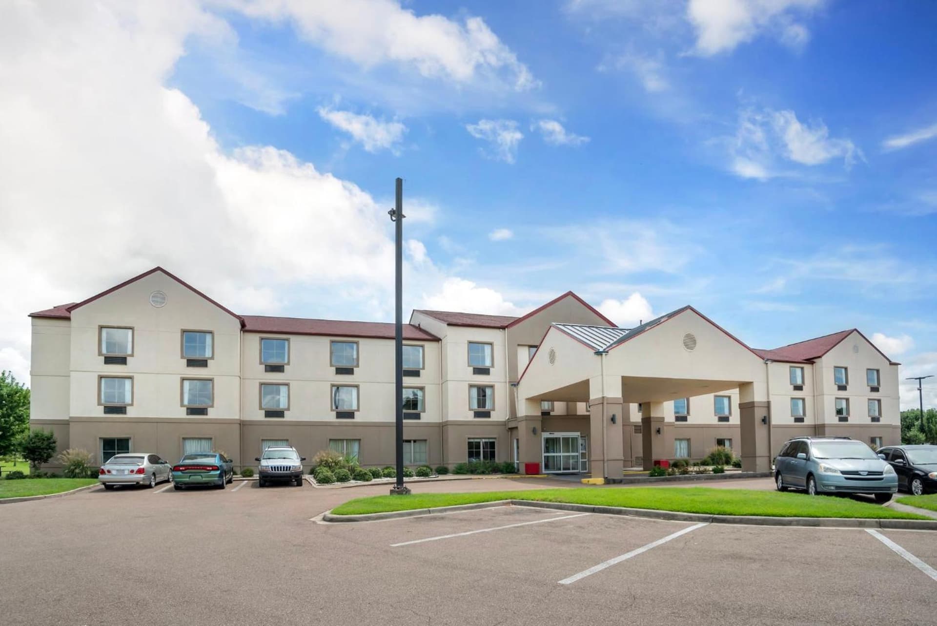 Red Roof Inn PLUS & Suites Vicksburg interior in Vicksburg, MS — gallery photo 2