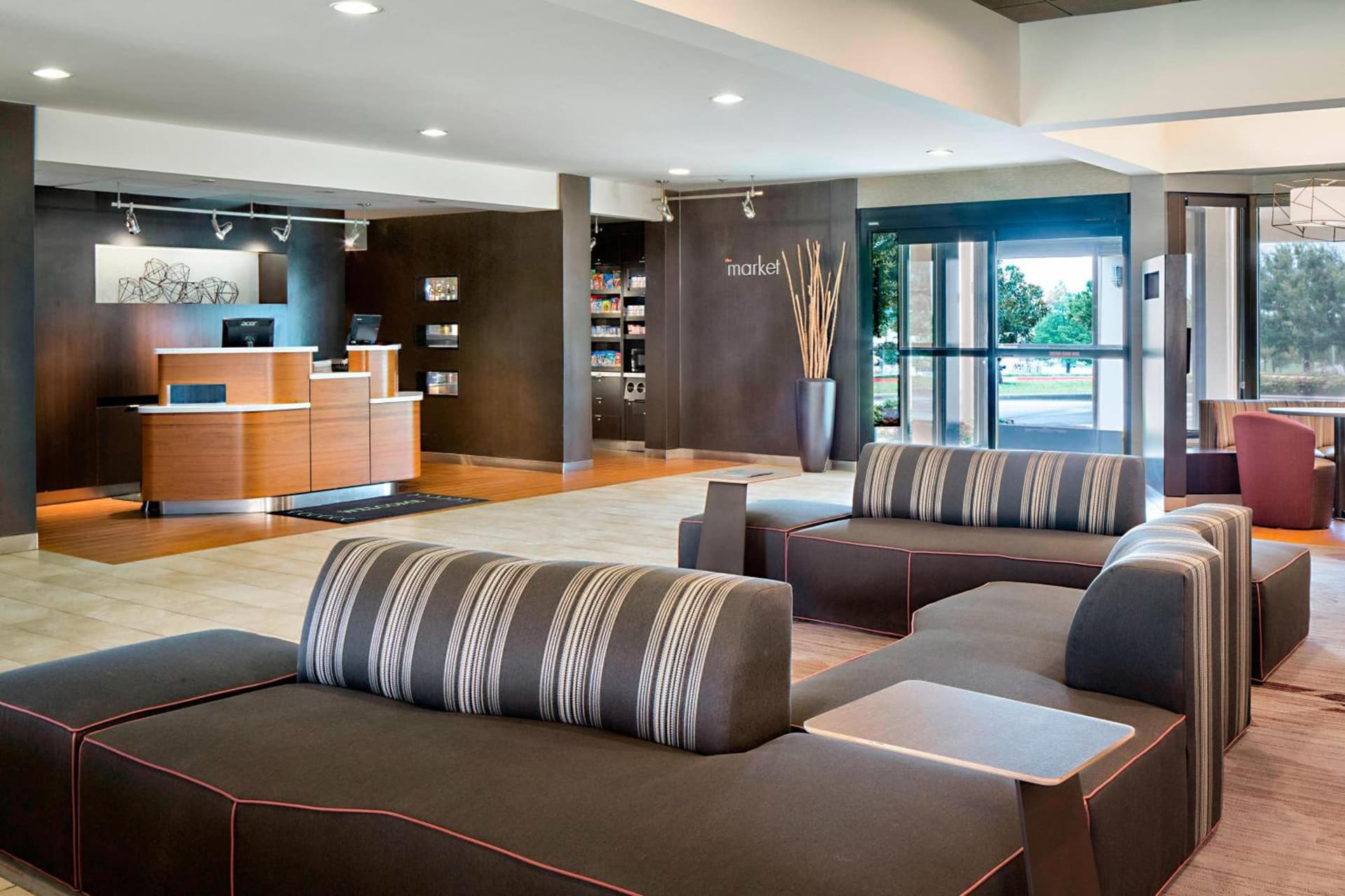 Courtyard by Marriott Dallas Arlington Entertainment District interior in Arlington, TX — gallery photo 2