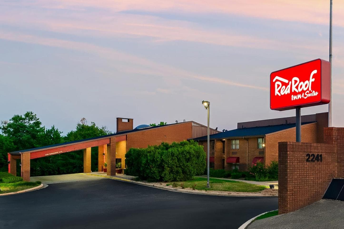 Red Roof Inn & Suites Lexington - Hamburg interior in Lexington, KY — gallery photo 2