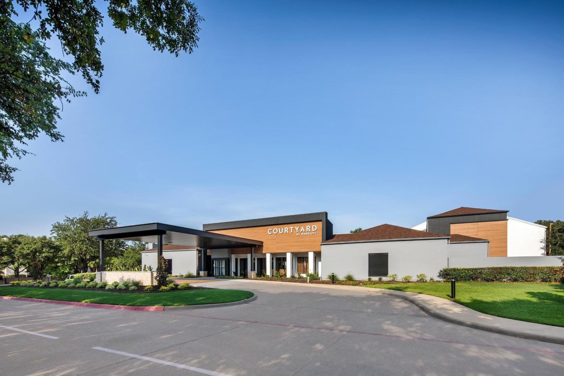 Courtyard Dallas Addison Midway interior in Addison, TX — gallery photo 2