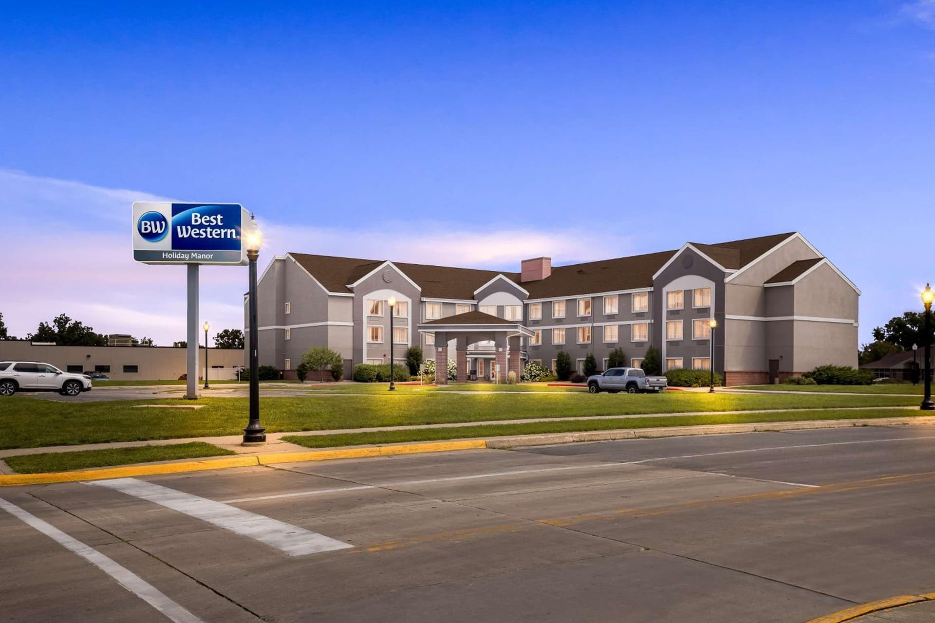 Best Western Holiday Manor featured exterior or lobby in Newton, IA — similar hotel