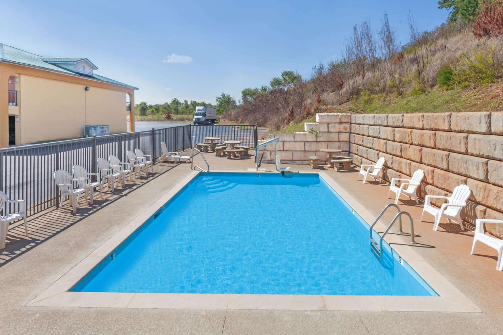 Days Inn by Wyndham Lenoir City property views in Lenoir City, TN — gallery photo 3