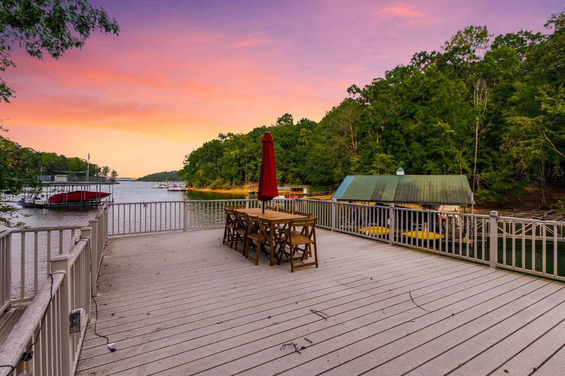 4bd Waterfront House in Lake Lanier with HotTub, FirePit, Wifi, Ping Pong and 2 Kaya featured exterior or lobby in Gainesville, GA — similar hotel