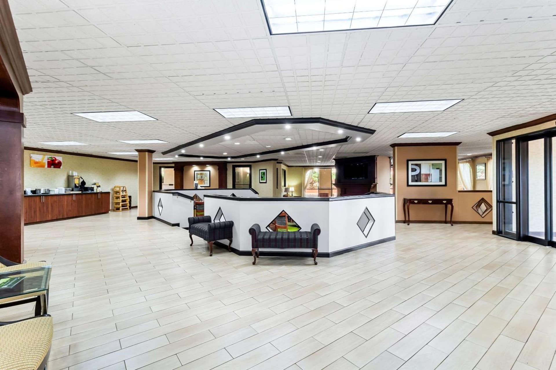 Quality Inn & Suites Florence Civic Center interior in Florence, SC — gallery photo 2