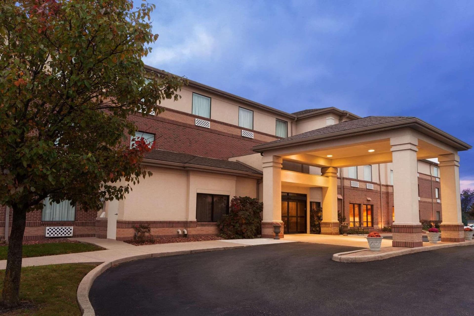 Country Inn & Suites by Radisson, Dayton South, OH interior in Dayton, OH — gallery photo 2