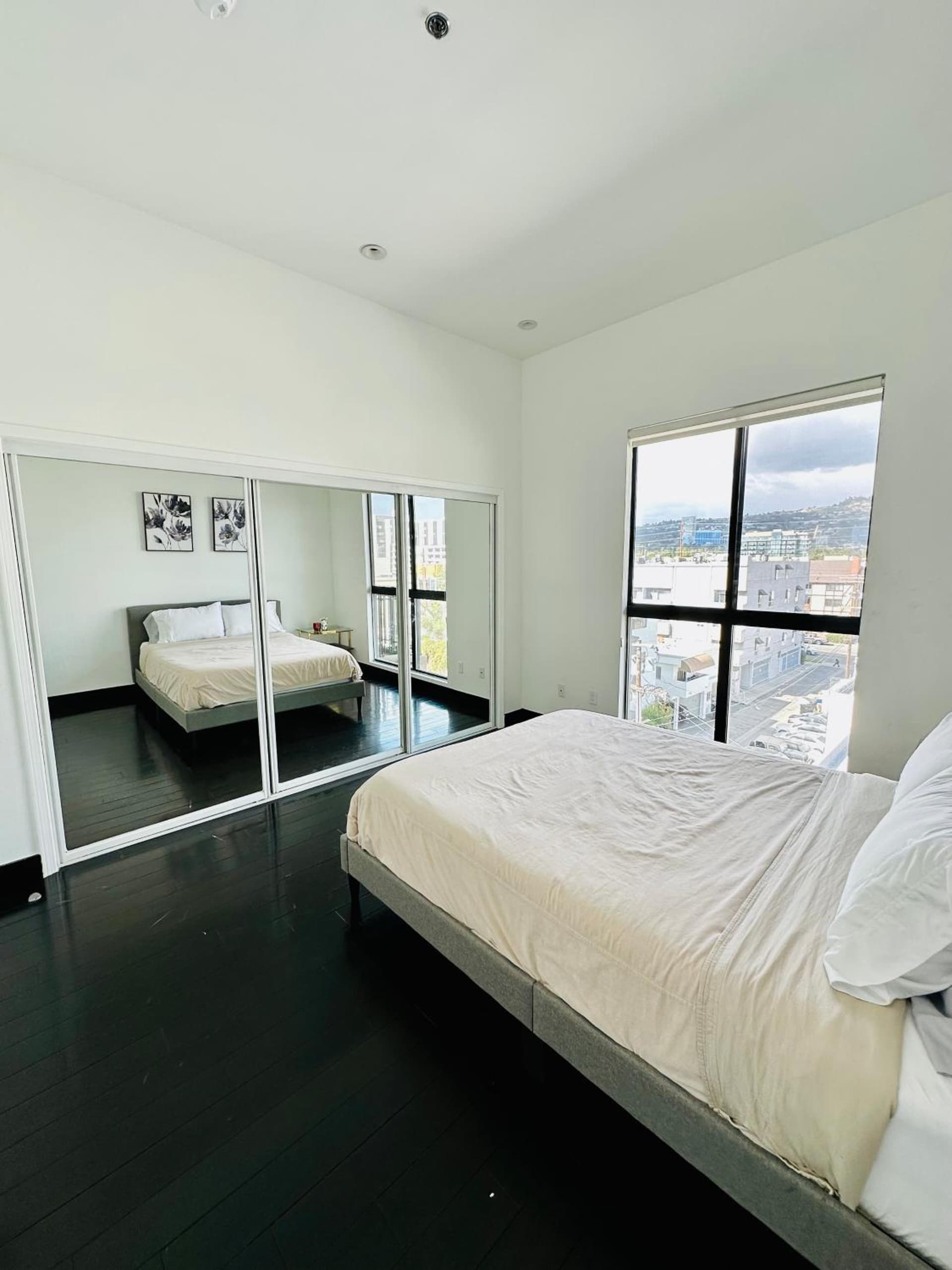 Cool Apartment in West Hollywood property views in Los Angeles, CA — gallery photo 3