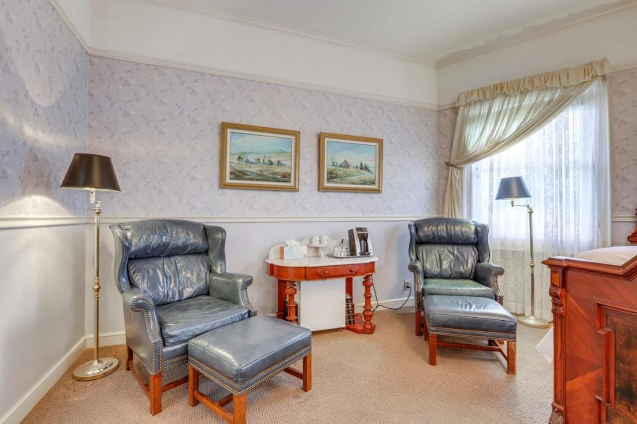 Romantic Victorian Getaway The Blue Room interior in Sutter Creek, CA — gallery photo 2