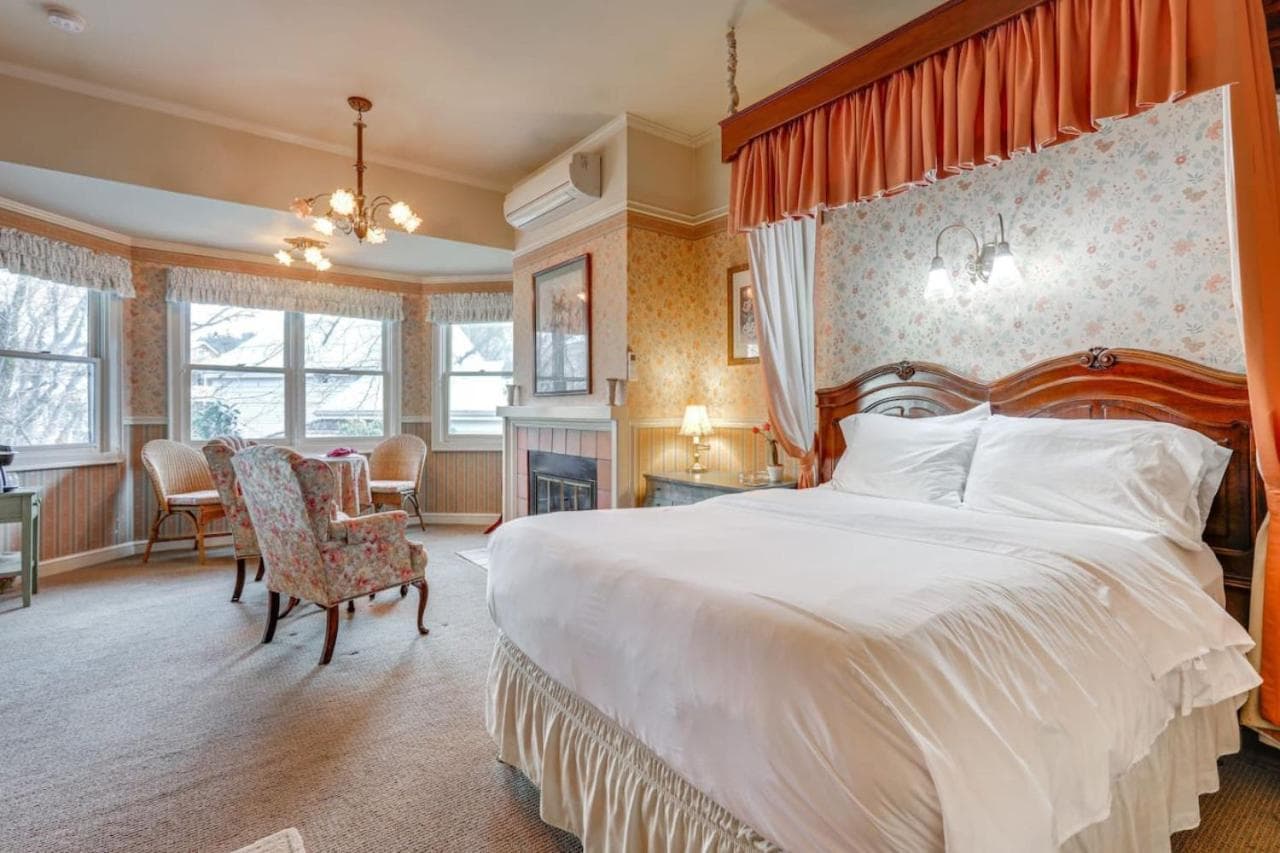 Romantic Victorian Getaway The Garden property views in Sutter Creek, CA — gallery photo 3