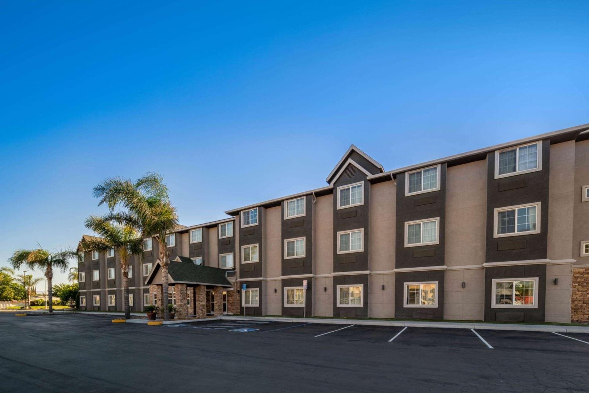 Microtel Inn & Suites by Wyndham Tracy interior in Tracy, CA — gallery photo 2