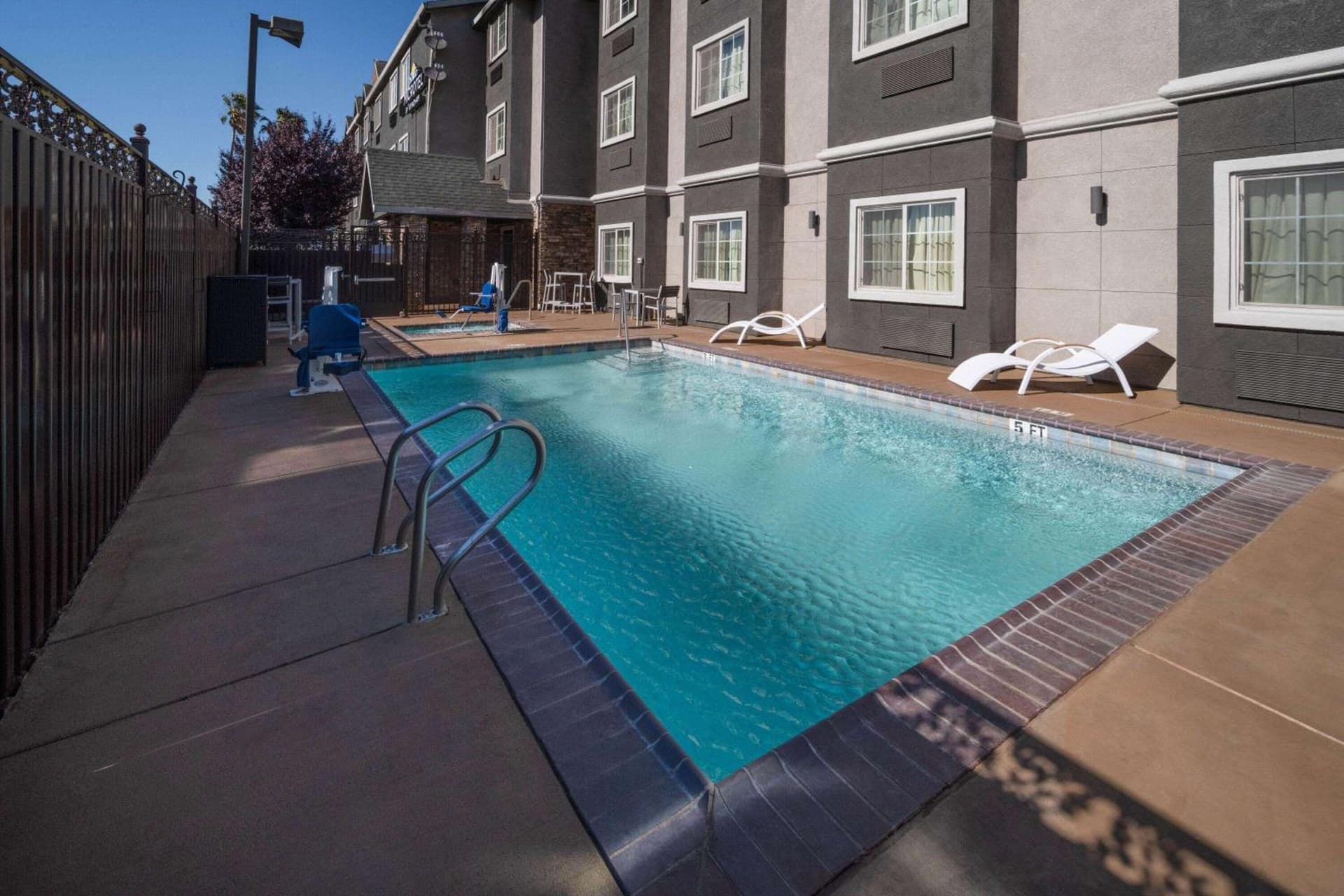 Microtel Inn & Suites by Wyndham Tracy gallery photo in Tracy, CA — image 16