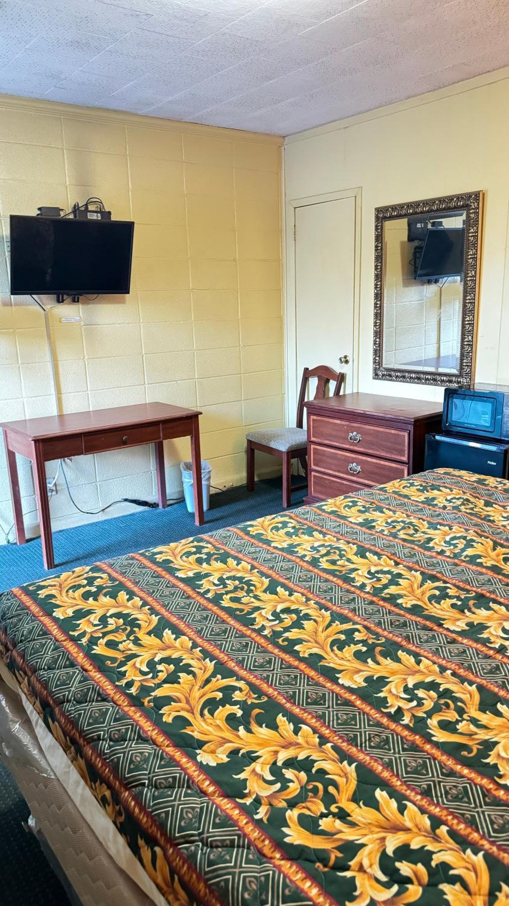 GreenLawn Motel interior in Atmore, AL — gallery photo 2