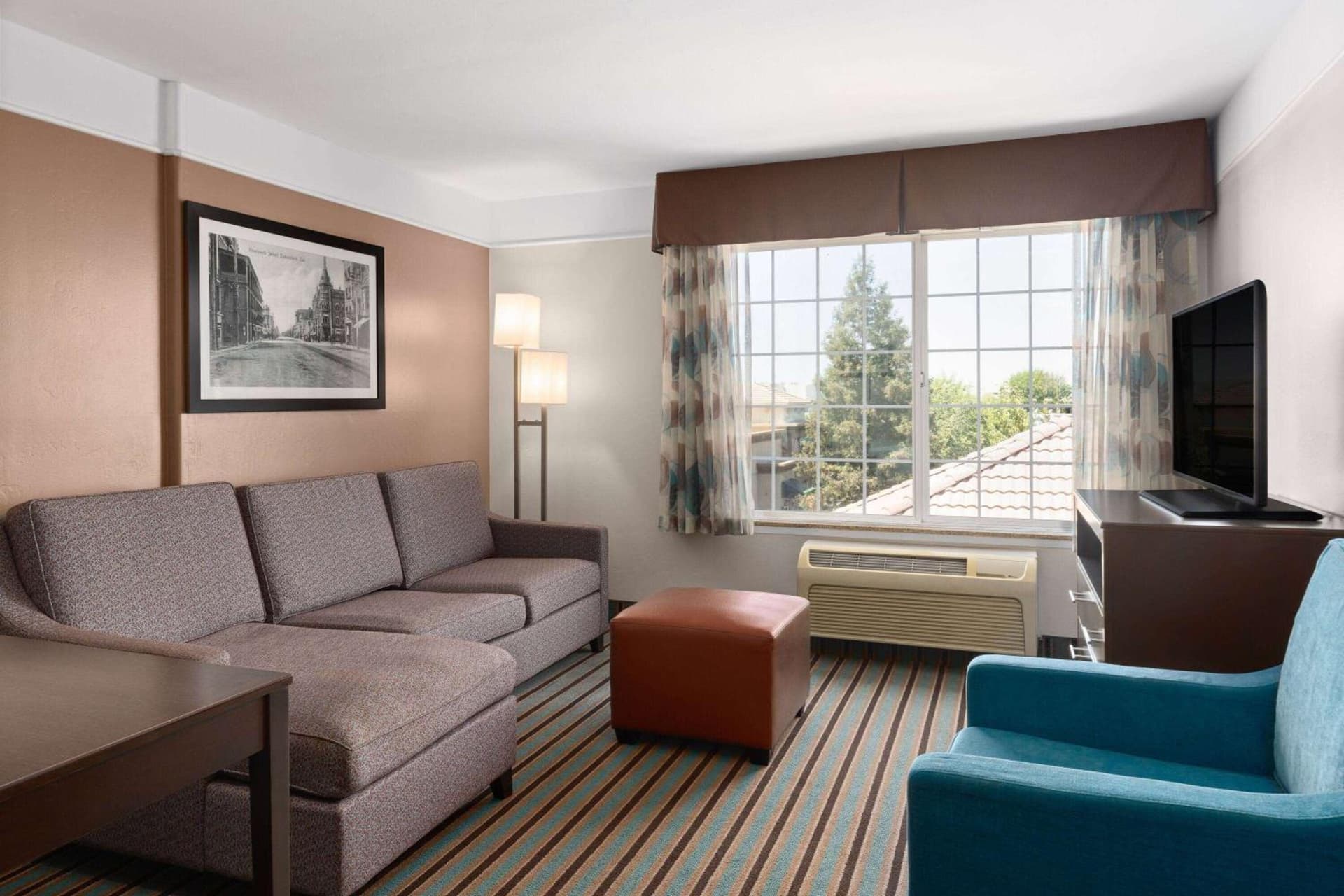 La Quinta by Wyndham Bakersfield North interior in Bakersfield, CA — gallery photo 2