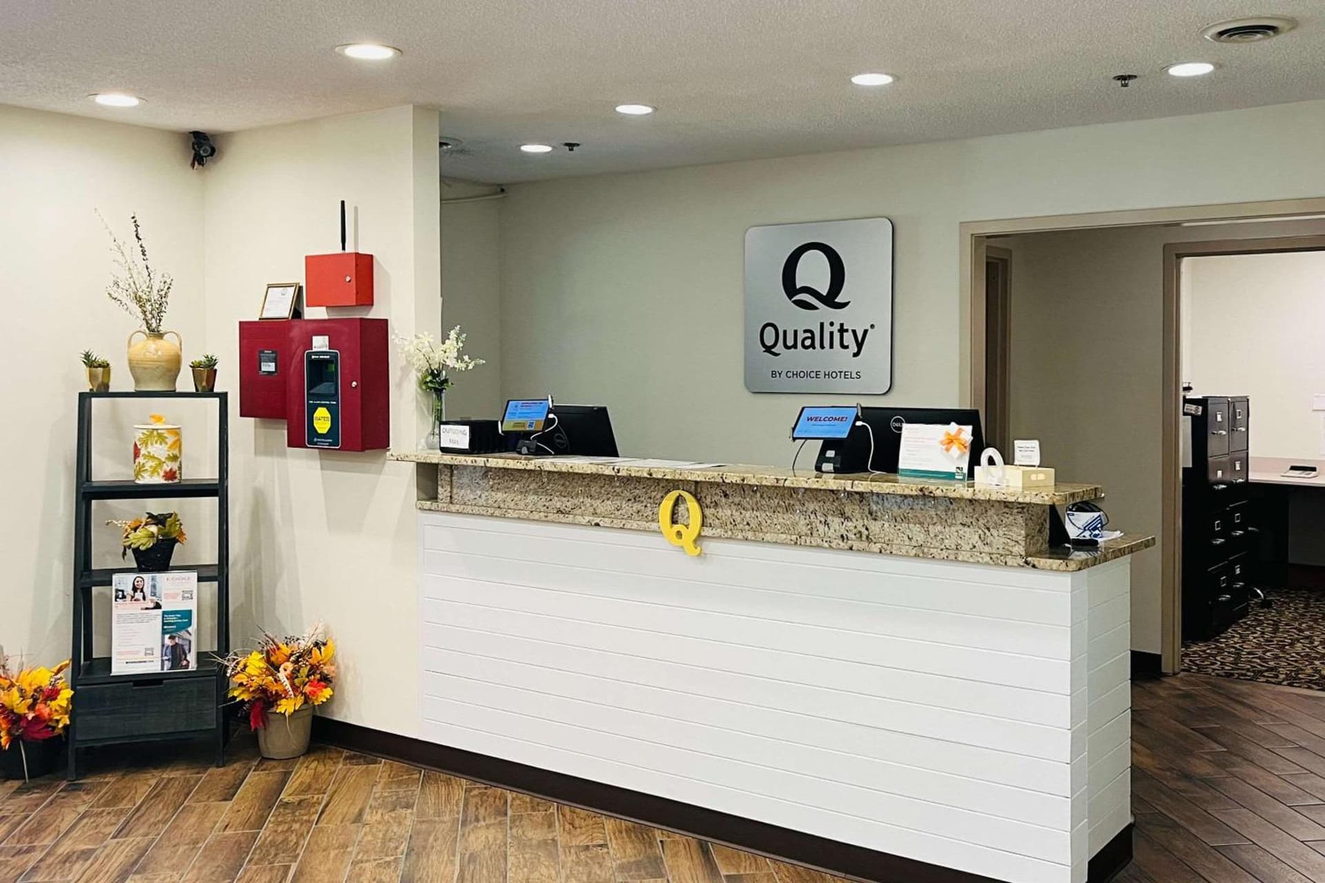 Quality Inn & Suites Prestonsburg next to Mountain Arts Center interior in Prestonsburg, KY — gallery photo 2