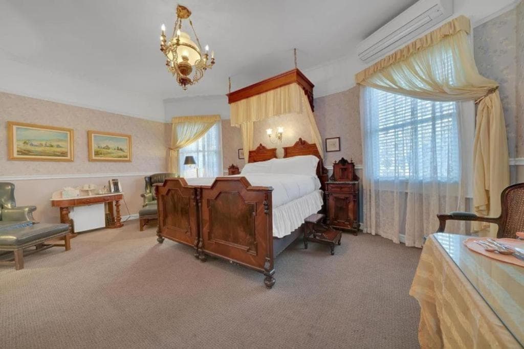 Romantic Victorian Getaway The Blue Room property views in Sutter Creek, CA — gallery photo 3