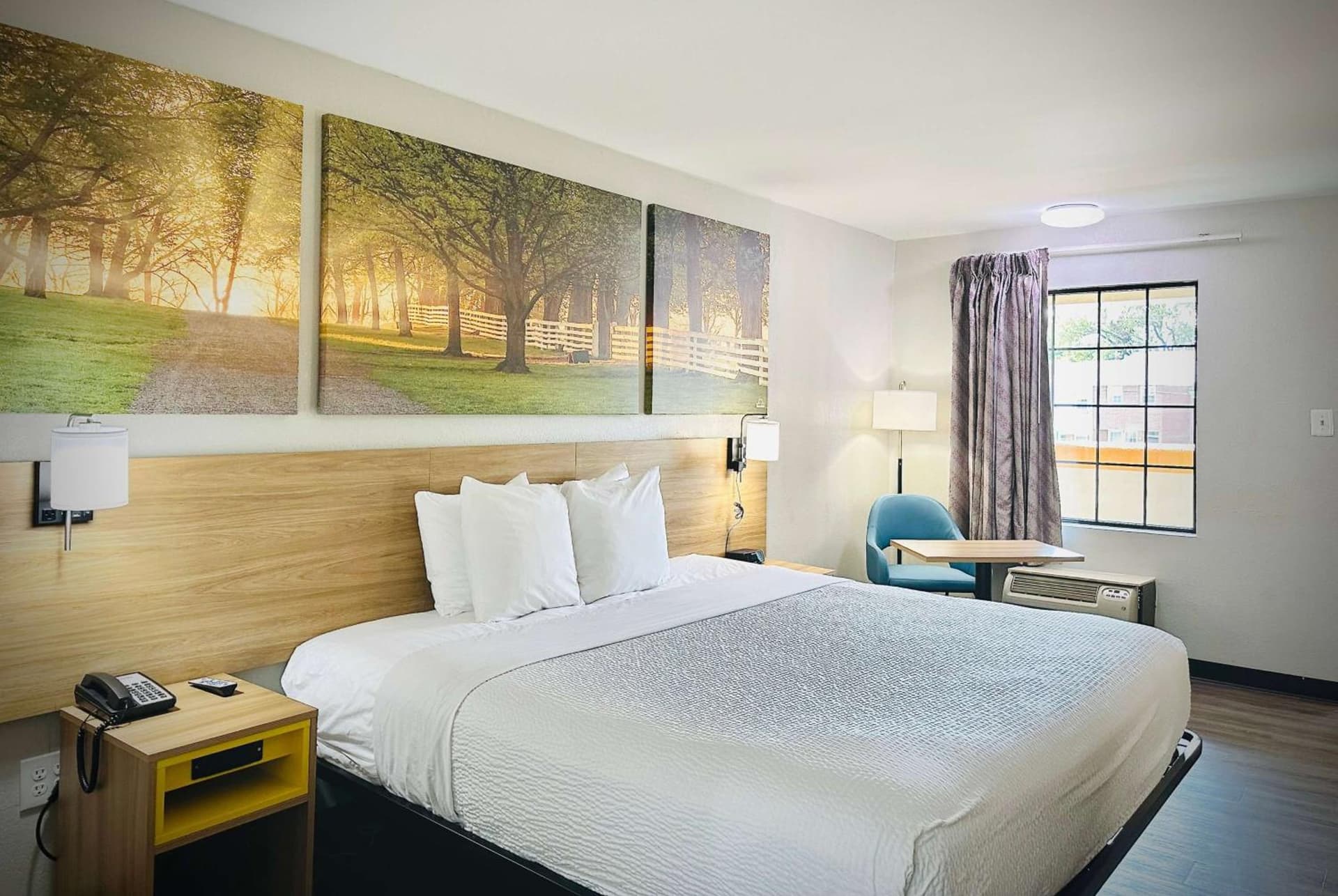 Days Inn Alexandria by Wyndham interior in Alexandria, VA — gallery photo 2